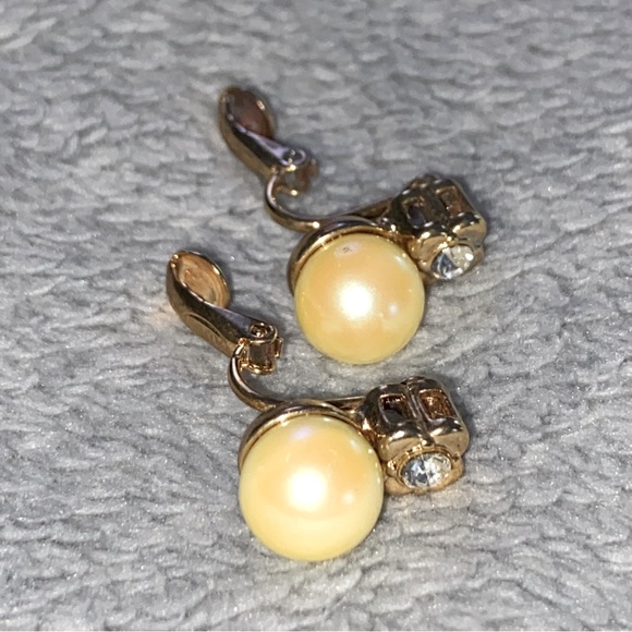 Vintage Avon Pearl Earrings - Picture 2 of 5